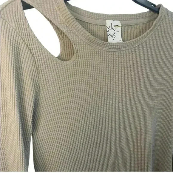 Offline by Aerie One Shoulder Cut Out Long Sleeve Size Small - Picture 2 of 7